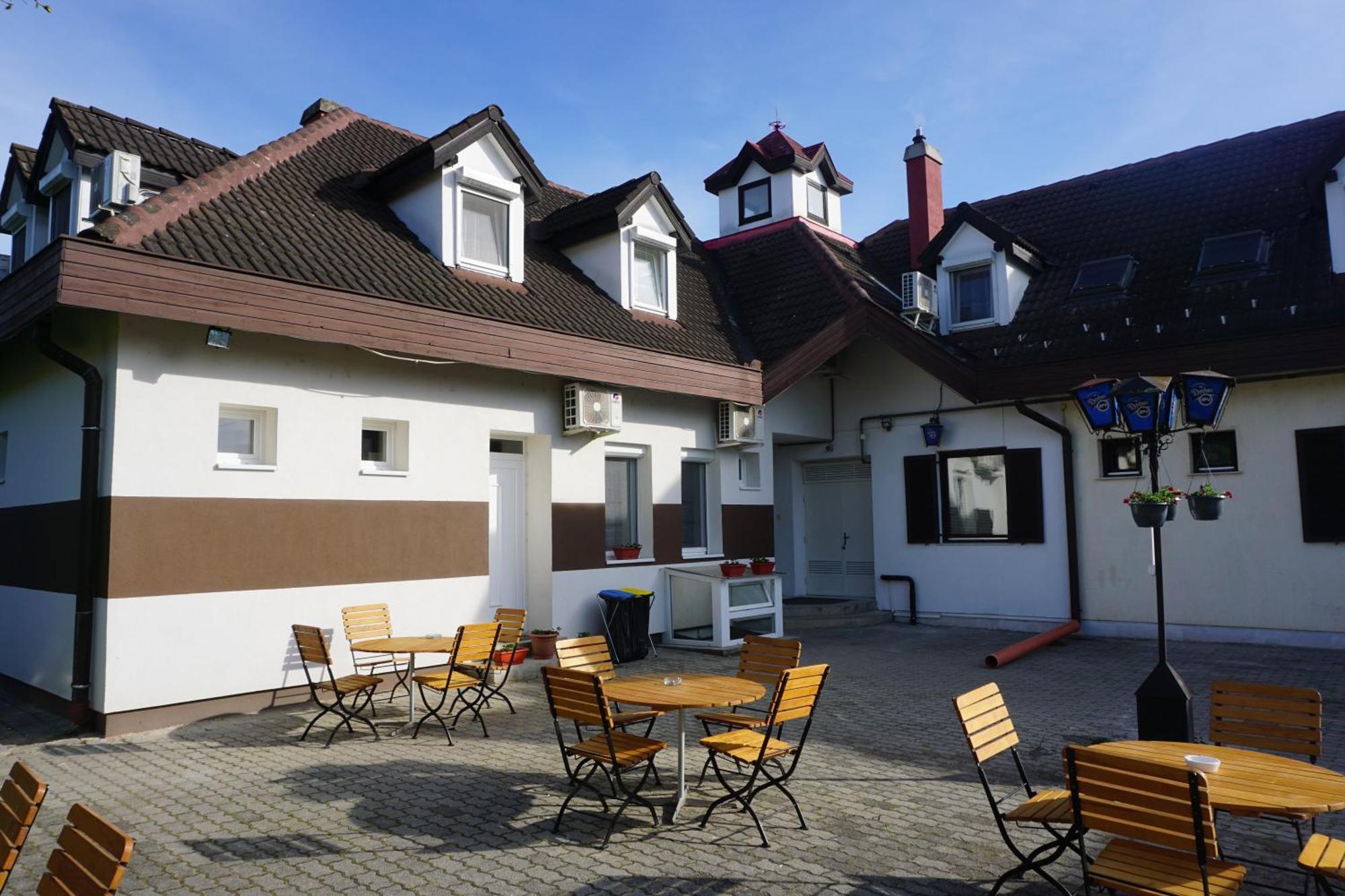 Majus 1 Vendeghaz - Torony Hotel Exterior photo