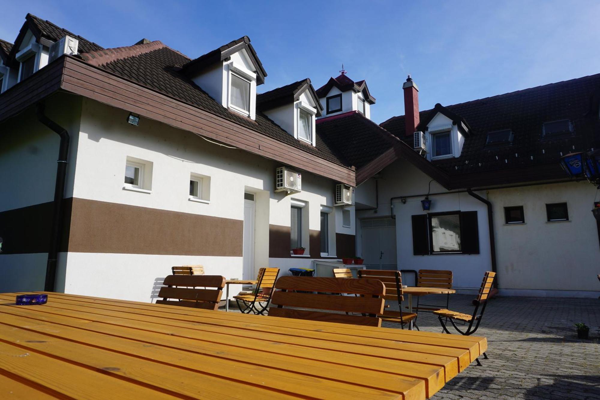 Majus 1 Vendeghaz - Torony Hotel Exterior photo